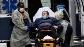 Sejumlah warga di sekitar Rumah Sakit Mount Sinai di Manhattan, New York City, Amerika Serikat, memberikan dukungan terhadap petugas medis, Senin (13/4) Foto: Reuters/Mike Segar