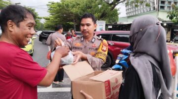 Polsek mamajang berbagi Takjil Buka Puasa Ramadhan 1446 H kepada masyarakat dan pengendara.*