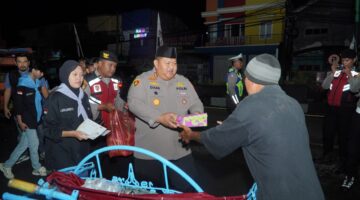 Polres Pasuruan dan Mahasiswa Gelar Sahur On the Road, Sembari Berbagi Makanan kepada Masyarakat