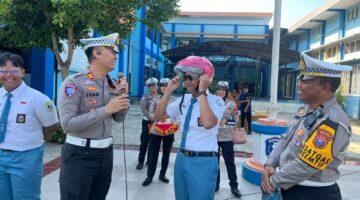 Dekat dan Bersahabat, Polisi Blusukan ke Sekolah Edukasi Tertib Lalin dan Berbagi Hadiah untuk Pelajar di Nganjuk*