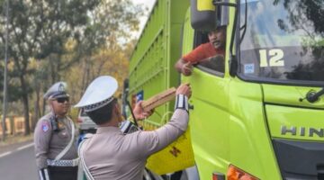 Polantas Berbagi Nasi Kotak untuk Pengendara Terjebak Macet di Hutan Baluran, Sopir Truk : Polisi Situbondo Luar Biasa*