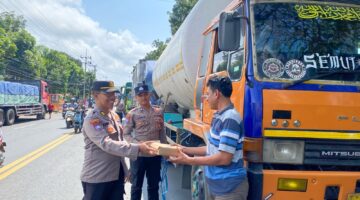 Polisi Peduli : Polresta Banyuwangi Berbagi Nasi Kotak untuk Sopir Truk di Jalur Pelabuhan Ketapang*