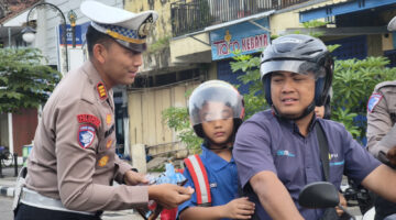 Polres Ponorogo Sampaikan Pesan dan Cinderamata kepada Pengendara di Penghujung Operasi Patuh Semeru 2025*