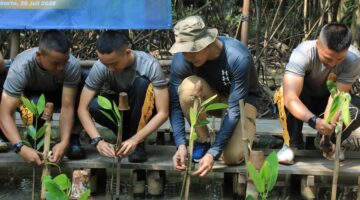 Taruna Bhayangkara Hijaukan Negeri Lewat Aksi Penanaman 100 Pohon Bakau di Jakarta Utara