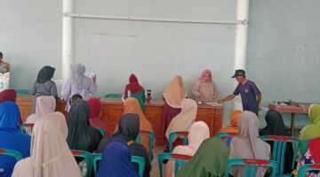 Pembagian Bantuan Beras di Desa Kalitengah, Sidoarjo*