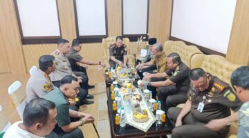 Kalapas Sidoarjo Hadiri Kunjungan Kajati Jatim dan Penyerahan Surat Ketetapan RJ di Kejari Sidoarjo