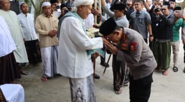 Silaturahmi ke Ponpes Al-Hamidy Banyuanyar, Kapolri: Tanpa Dukungan Ulama Pekerjaan Kami Sangat Berat
