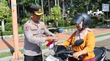 Polresta Banyuwangi Berbagi Bendera Merah Putih Sambut HUT Kemerdekaan RI ke – 80*