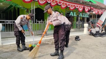 Siswa Diktukba Polri SPN Polda Jatim Punguti Sampah di Pasar Mojokerto, Pedagang: “Bikin Hati Adem”*